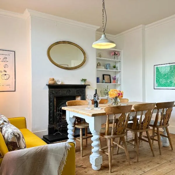 NEW Spacious Family Home with Parking & Garden - Sleeps 6 - Perfect for Families, hotell i Canterbury
