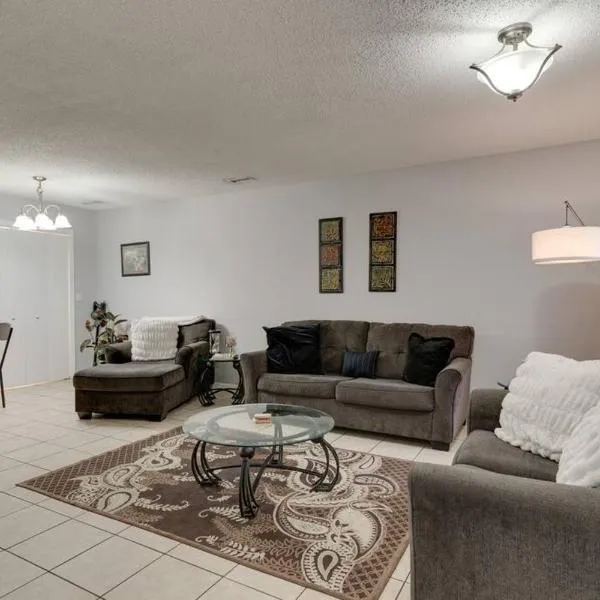 Lovely 2 BDR Condo with Balcony 2M to Broadway, hotel in Nashville