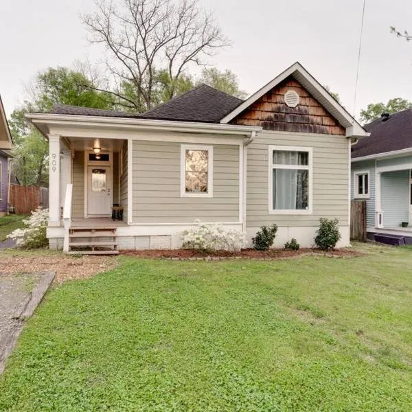 East Nash Retreat- Sleeps 10, Yard, Walk to Bars!, hotel in Nashville