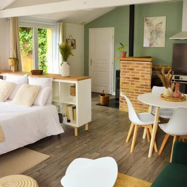 Chalet cosy au cœur de la forêt de Brocéliande, hotel in Beignon