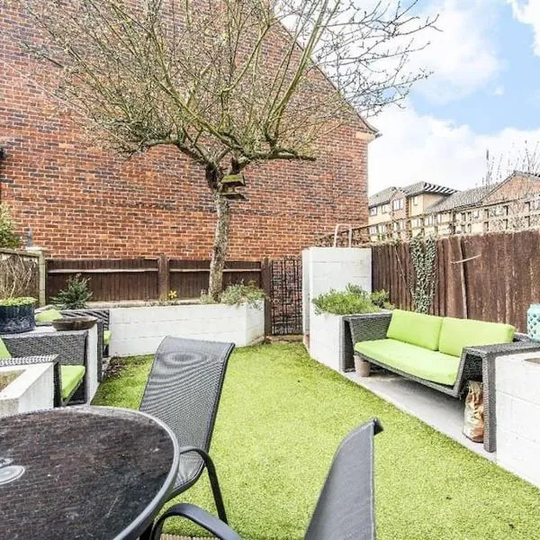 Love in the Heart of Wimbledon, hotel in London