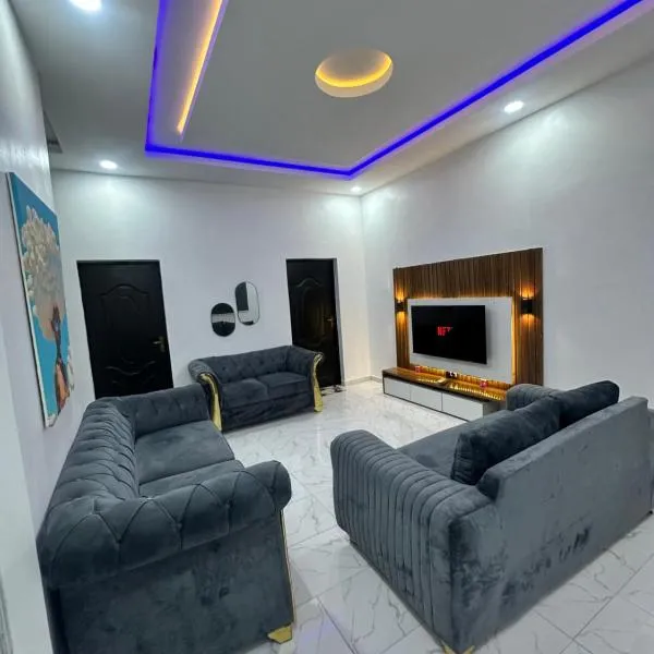 Magnanimous apartment 2bedroom flat in ogudu, 15 mins to the Airport: Lagos şehrinde bir otel