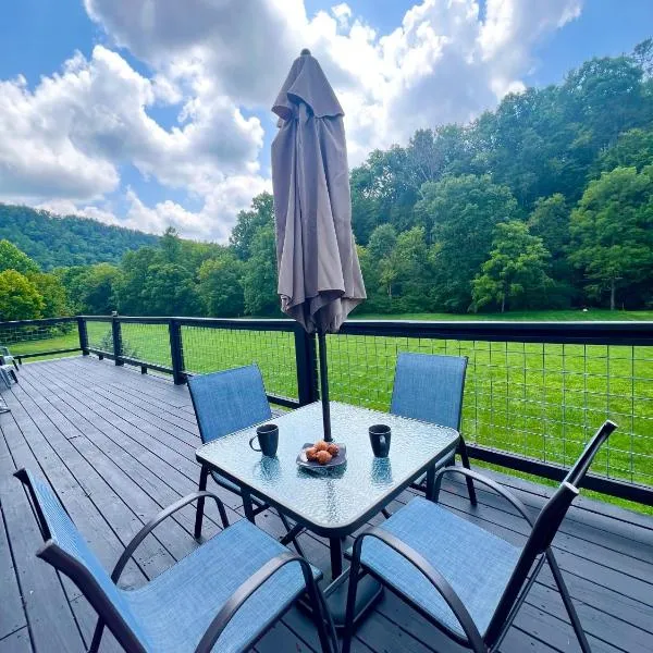 Firefly Fields 2-Acres With Guest House, Game Room, Mountain & River Views, hotell sihtkohas Sevierville