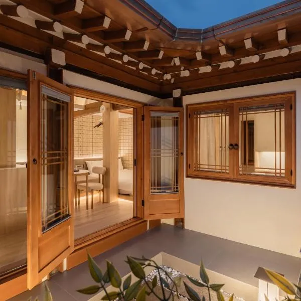 Luxury Hanok Cottage Lunar, hotel in Seoul