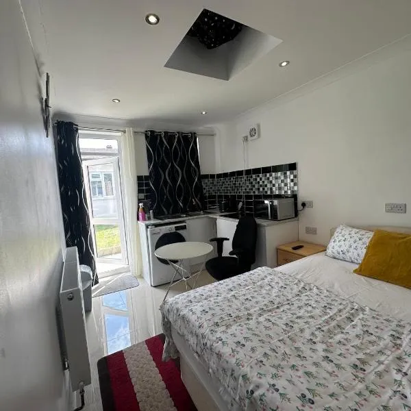 Luxury Ensuite Studio In Crayford Dartford Bexley London With Full Kitchen And Side Garden Alleyway Entrance, hotel a Slades Green