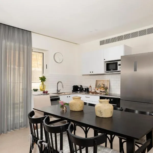 The J Luxury Apartments - By Localz Group, hotel di Yerusalem