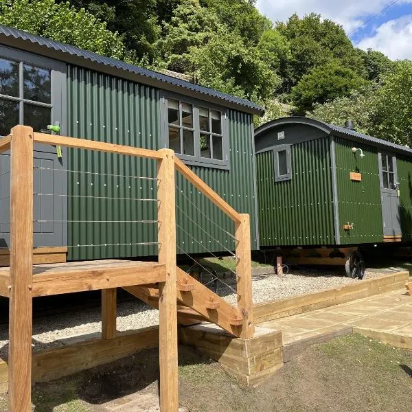 Butcher’s Arms – Shepherd Huts, khách sạn ở Painswick