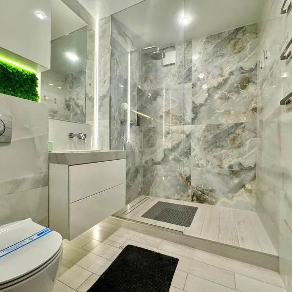 ApartPoltava Сонячний парк, історичний ЦЕНТР Найновіший будинок Дизайн 2023 Легка розкіш Тропічний душ ЗВІТНІ ДОКУМЕНТИ, hotel in Poltava