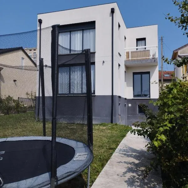 Cozy & Spacious T3 close to Paris-Free Parking & Garden, hotel en Argenteuil