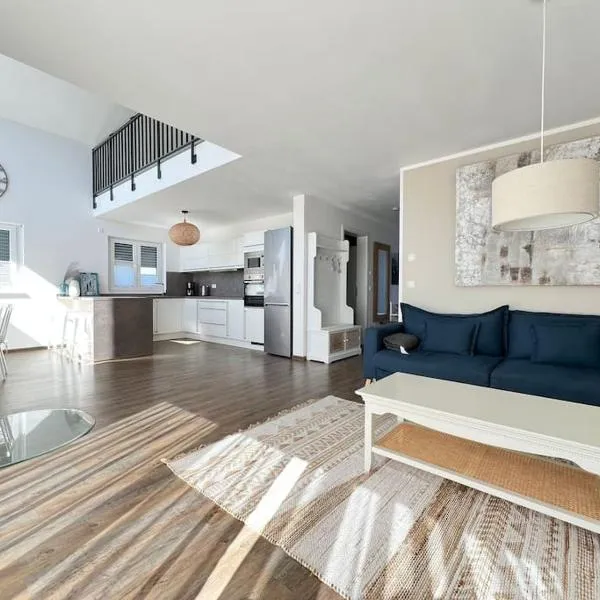 Ferienresort - idyllisches Ferienhaus mit Privatstrand und Sauna in der Nähe von Leipzig #HausJonas, hotel in Löbnitz