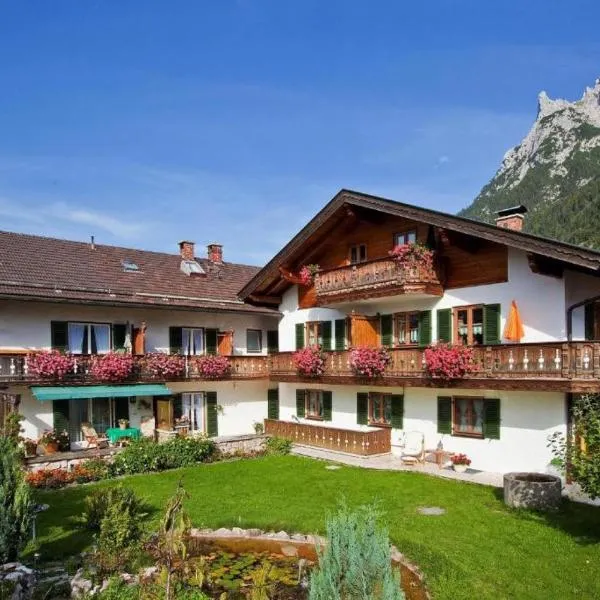 Ferienwohnungen St Christoph, hotel v destinaci Mittenwald