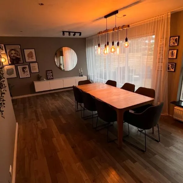 Cosy 4 bedroom house with free parking, hótel á Höfn