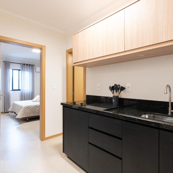 Localização Central! A 450 metros da Vila Germânica Loft com Piscina, Ar-Condicionado, Wi-Fi, Cozinha completa, Garagem Privativa, Espaço Zen, Academia, Sauna, e Mercadinho 24h - Foto 3