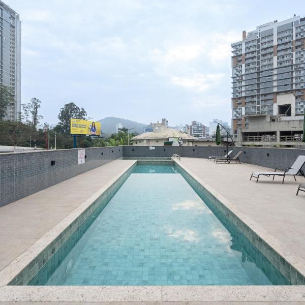 Localização Central! A 450 metros da Vila Germânica Loft com Piscina, Ar-Condicionado, Wi-Fi, Cozinha completa, Garagem Privativa, Espaço Zen, Academia, Sauna, e Mercadinho 24h - Foto 4