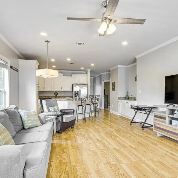 Biloxi Condo w/ Community Pool ~ Half-Mi to Beach!, khách sạn ở Biloxi