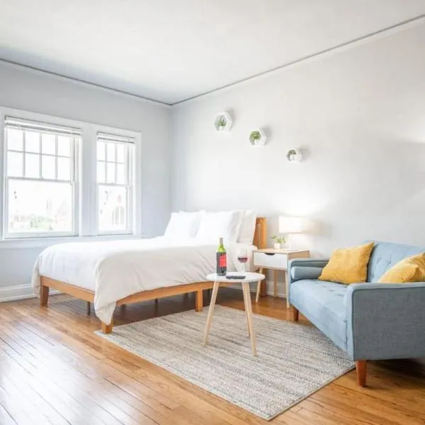 VIBES ON MAIN - Modern Chic Studio in Downtown, hotel Peoriában