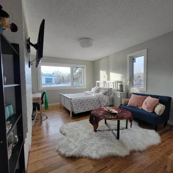 Heart to Downtown - Bright and Sunny Ultra Premium Queen bedroom, khách sạn ở Calgary