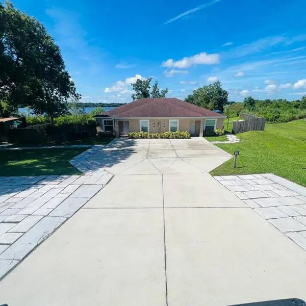 3Bed 2Bath Spacious-LakeHomeAceLoc4milesLEGOLAND，Cypress Gardens的飯店