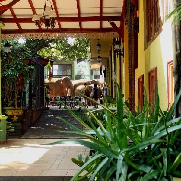 Green Land Guest House, hotel v destinaci Pinnawala