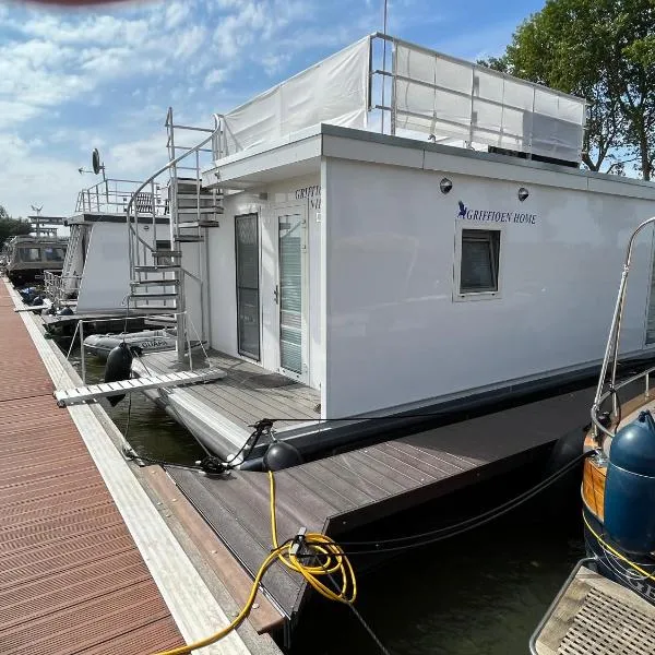 Houseboat Griffioen Home, Nieuwpoort, hotel v destinaci Nieuwpoort