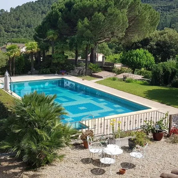 A l'ombre du chêne Piscine & Spa Gîtes Eden en Cévennes à Anduze Gard, hotel v destinaci Anduze