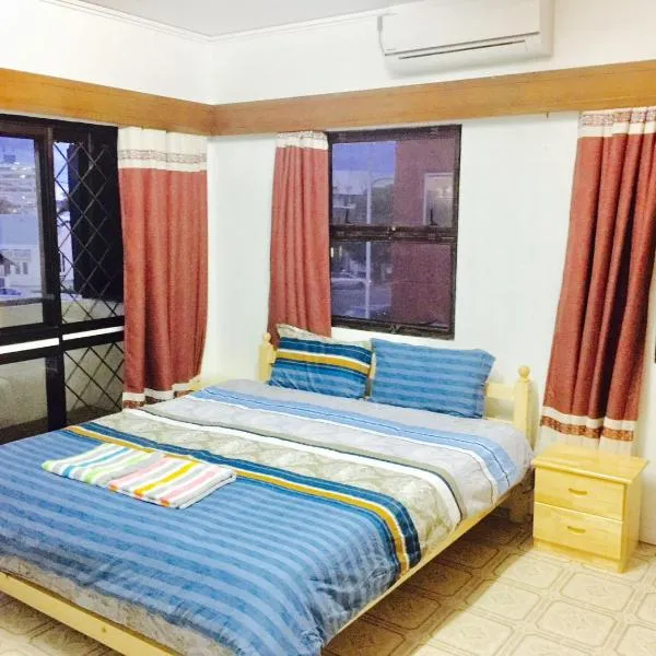 King sized bedroom-in SUVA Centre, hotel v destinaci The Domain