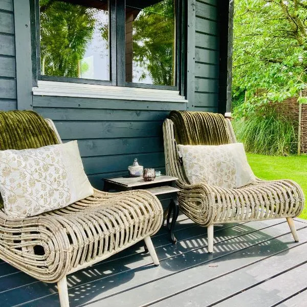 Landelijk gelegen houten huisje, hotel a Opperdoes