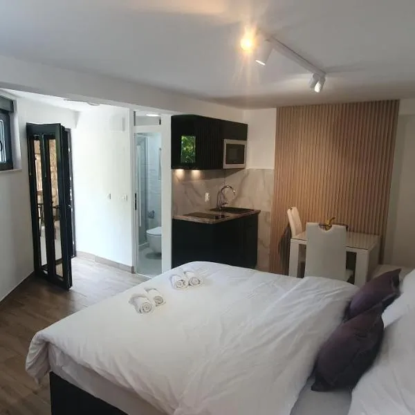 Studio By The Sea 2, hotel in Lepetani