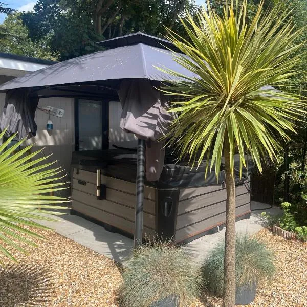Garden Studio & Hot Tub Well behaved dogs welcome، فندق في Warsash