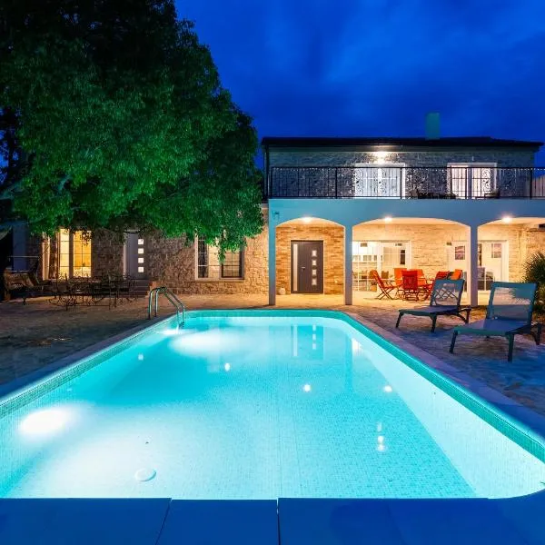 Villa Agape - heated pool, hotel en Raštević