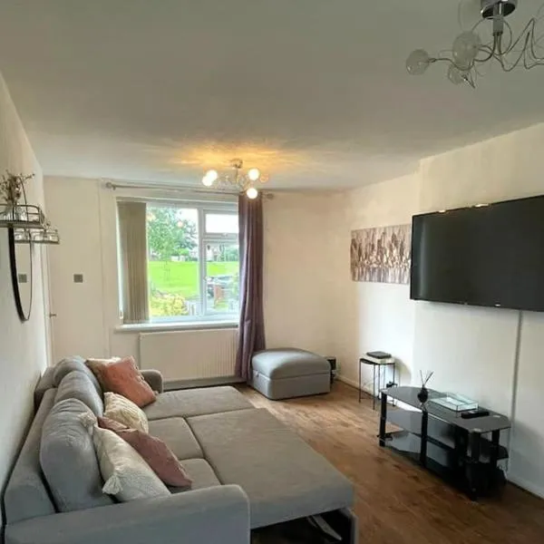 Home in Greater Manchester, hotel sa Middleton