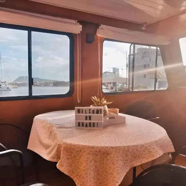 Barco muy espacioso con dos terrazas Valencia CENTRO!!, hotel en Valencia