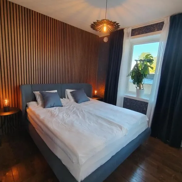 Centralt gästhus i Sala med kök, trädgård & Wi-Fi, hotel v destinaci Sala