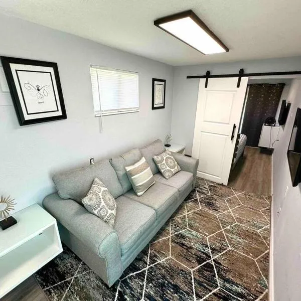 1Bed 1Bath Container Home Centrally Located, ξενοδοχείο σε Cypress Gardens
