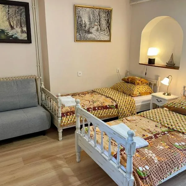 Júlia Apartmanház Harkány, hotel in Harkány