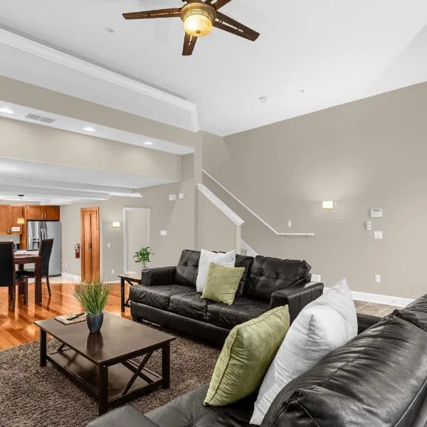 4BR Disney Family Townhouse Resort in Orlando - with Resort Pool, Gym, Games, & Jacuzzi, hôtel à Orlando