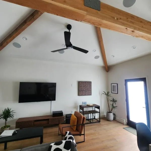 Ladera Retreat near Sofi Stadium, LAX, Beach, hotel in Los Angeles