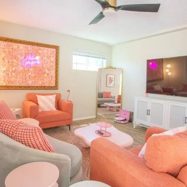 50 Shades of Pink-Hot Tub!, ξενοδοχείο σε Αλμπουκέρκι