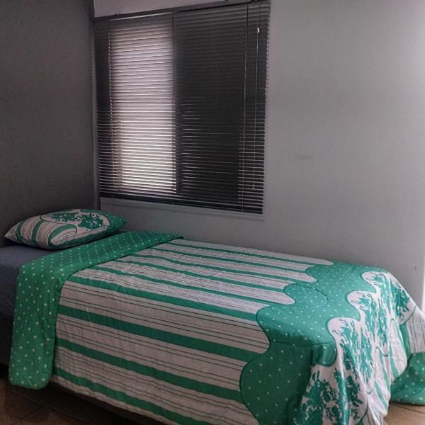 Aconchegante Microcasa Banheiro Privativo e Garagem Compartilhada - Foto 2