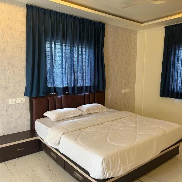 Hoysala lodge, hotel in Arasālu