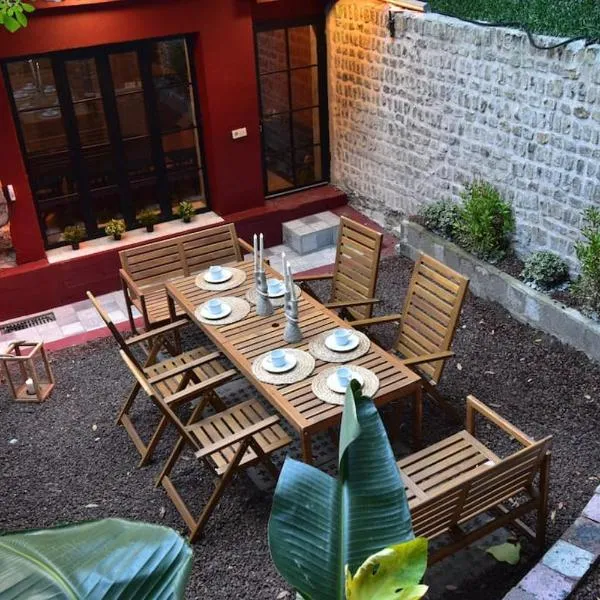 Stunning 6BR 4Bath near Tram, hotel in Istanbul