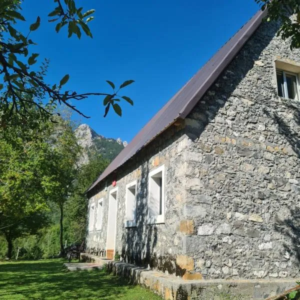 Guest House Emanueli, hotel v destinaci Tropojë