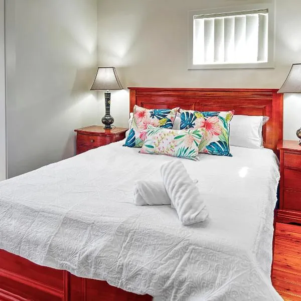 Family retreat house 3 bdrm with parking Netflix close to train, hotel v destinaci Sydney