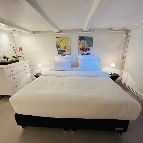 Room with private bathroom, 10-15 min to Copenhagen, hotel in Søborg