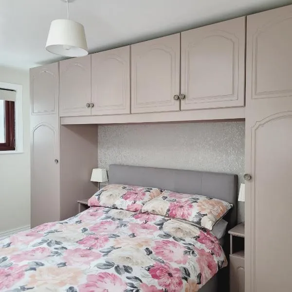 Modern town centre apartment, hotel in Tobercurry