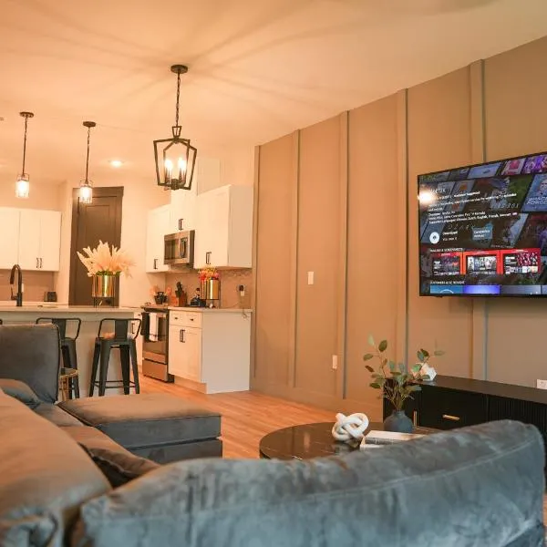 Loop, New Luxurious Large 3BR House, Sleeps 11 with Free Parking โรงแรมในPrinceton