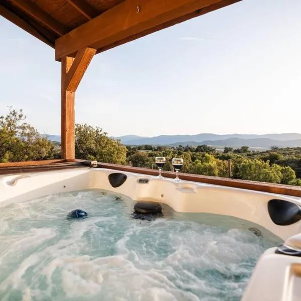 Country Hot Tub Hideaway with Amazing Views, hotel v destinaci Ranchita