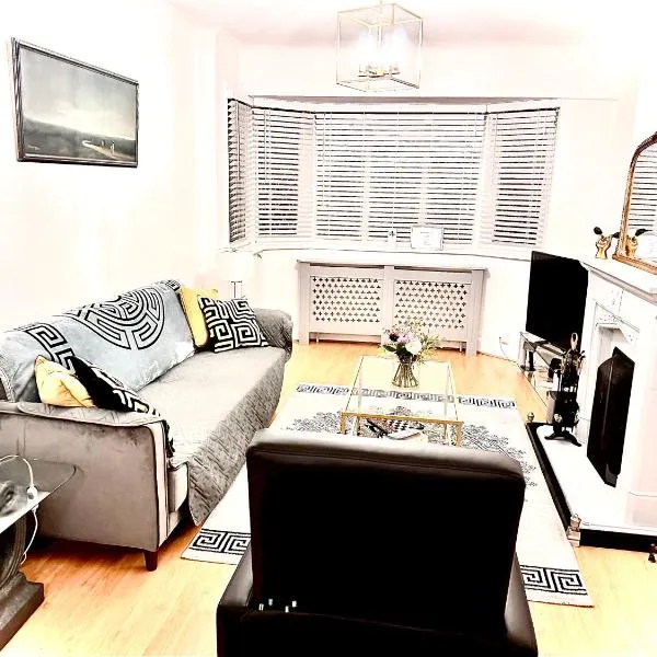 Stunning Modern Cozy 5 star 3 bedroom house-Free Parking Greater London Metro Stations hosted by Tony, khách sạn ở Catford