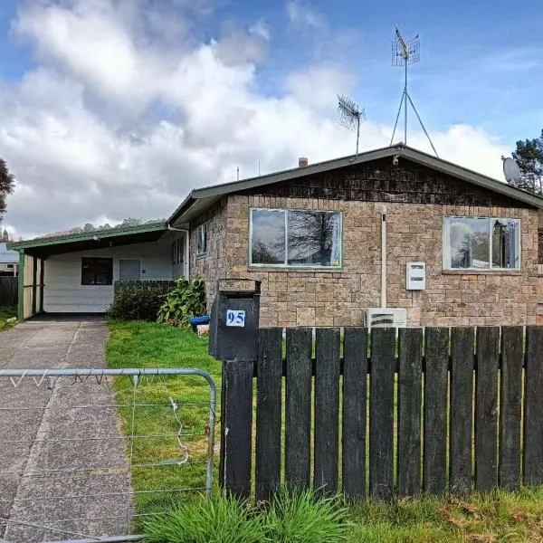 3 Bedroom House, 95 Aquirus Drive, Rotorua, hotel in Rotorua