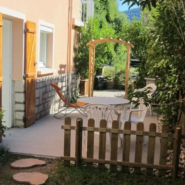 Jolie T2 rénové avec jardin clos et parking privé, hotel en Millau